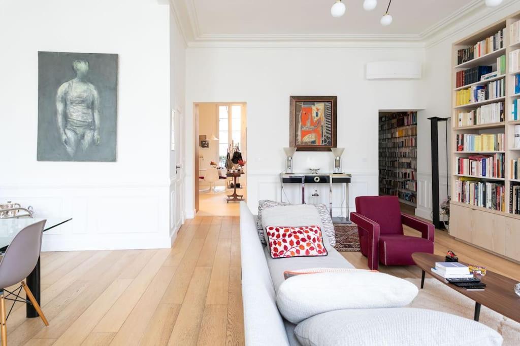 Chic Flat Place Des Vosges Parigi